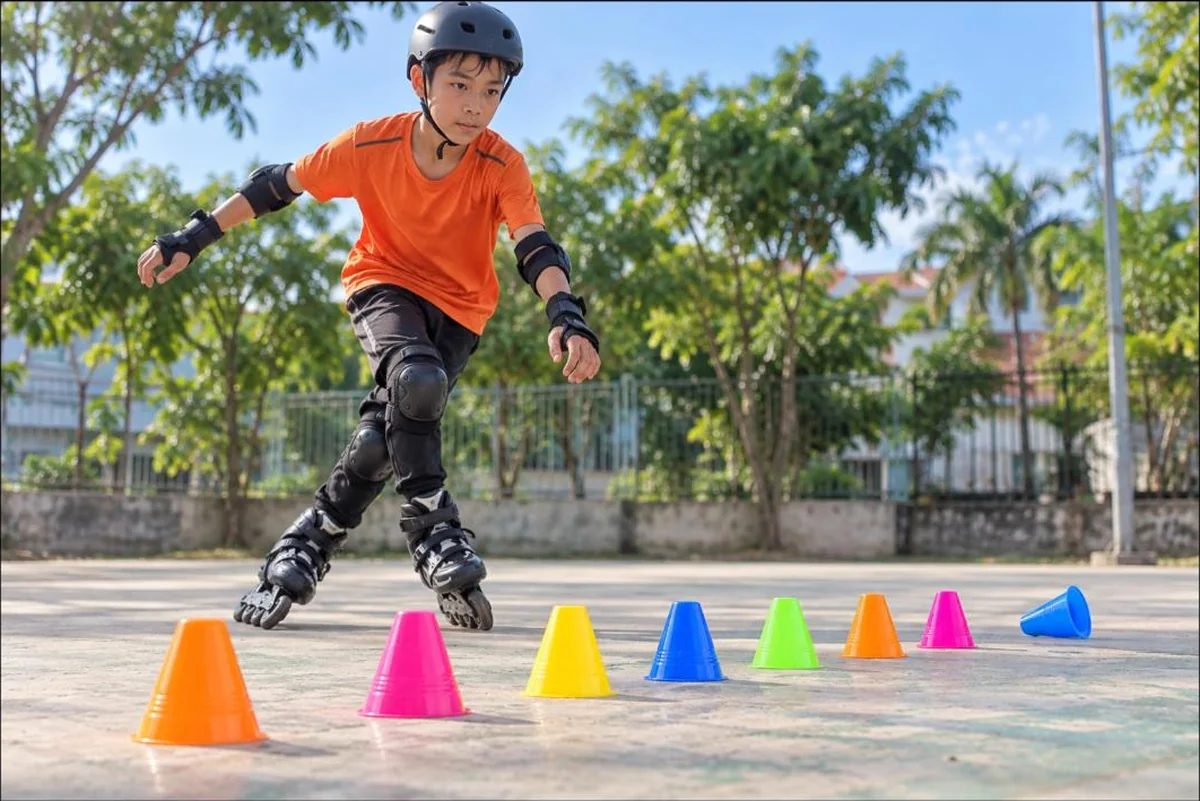 Bé trai trượt slalom bắt chéo chân qua hàng cốc trượt patin Flying Eagle nhiều màu